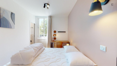 Nice single ensuite bedroom near Pac des Beaumonts