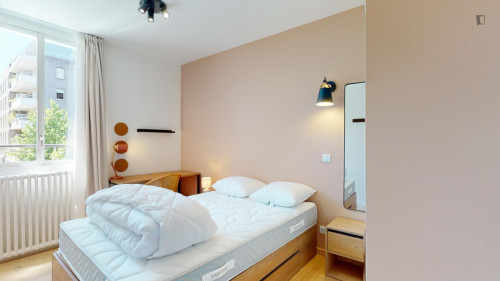Nice single ensuite bedroom near Pac des Beaumonts