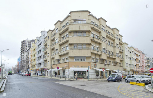 Single room in 6-bedroom apartment in central Campo Pequeno - Gallery - 2
