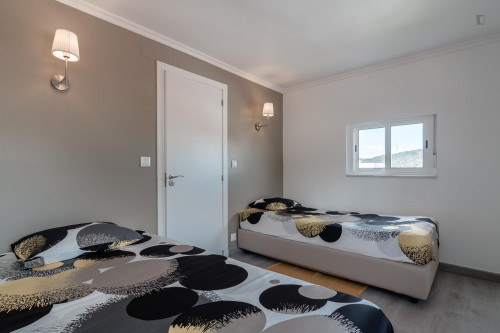 Alluring twin bedroom in Campolide