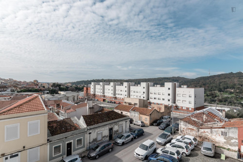 Bright double bedroom with balcony in Campolide