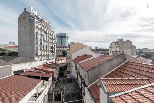 Bright double bedroom with balcony in Campolide