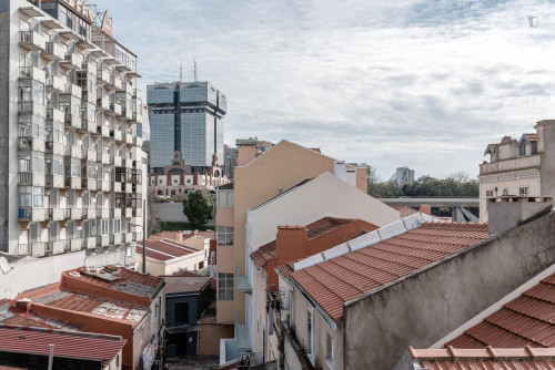 Bright double bedroom with balcony in Campolide