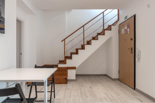 Bright double bedroom with balcony in Campolide