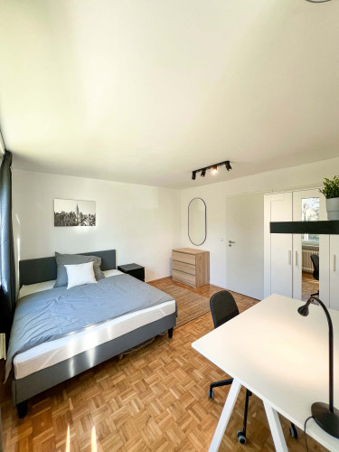 Von-Stauffenberg-Straße 92 - 1.OG / Zimmer 3