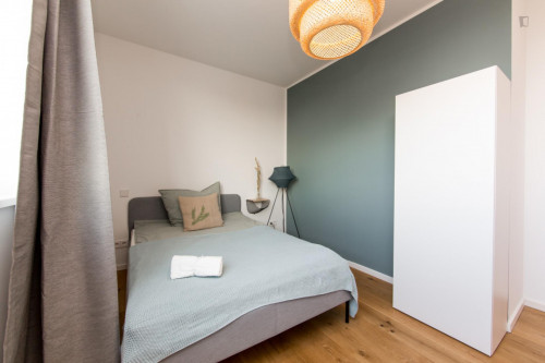 Double bedroom in 4-bedroom apartment