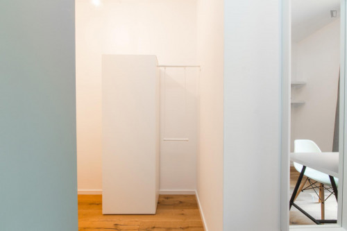 Single bedroom in 3-bedroom apartment