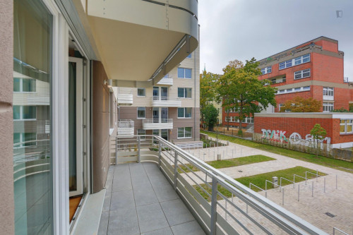 Single bedroom in 3-bedroom apartment