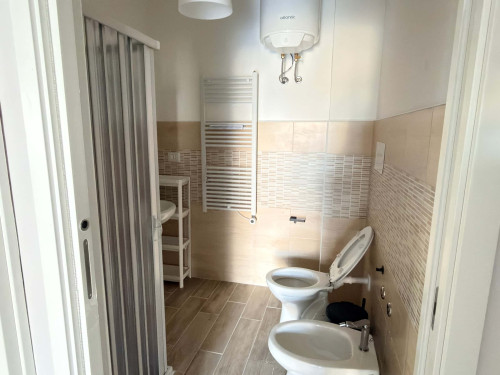 Single Room with Semi Private Bathroom – Walking Distance to Università degli Studi “G. d’Annunzio”, Pescara (Via Pindaro 42) .. Room n. 11