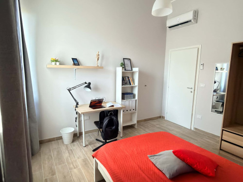 Single Room with Semi Private Bathroom – Walking Distance to Università degli Studi “G. d’Annunzio”, Pescara (Via Pindaro 42) .. Room n. 11 - Gallery - 2