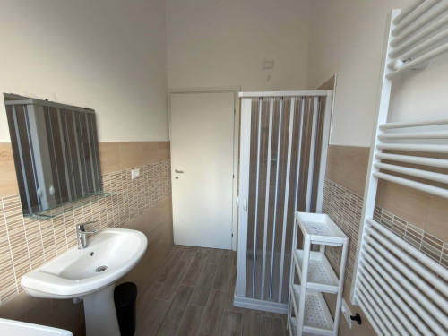 Single Room with Semi Private Bathroom – Walking Distance to Università degli Studi “G. d’Annunzio”, Pescara (Via Pindaro 42) .. Room n. 11