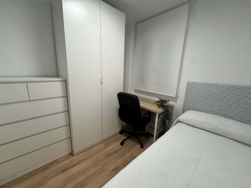 Room in Avenida Castillitos, Cartagena for 90 m² with 4 bedrooms