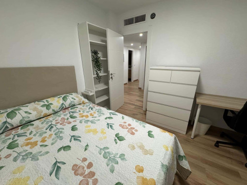 Room in Avenida Castillitos, Cartagena for 90 m² with 4 bedrooms