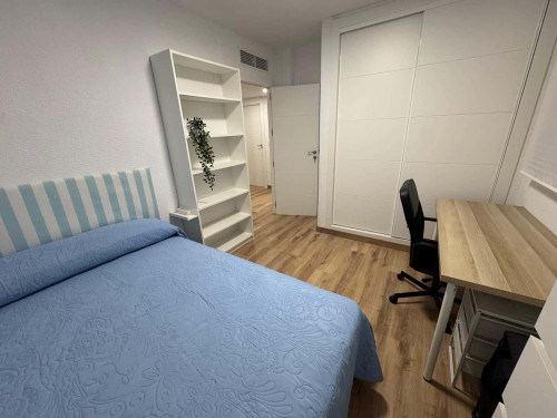 Room in Avenida Castillitos, Cartagena for 90 m² with 4 bedrooms