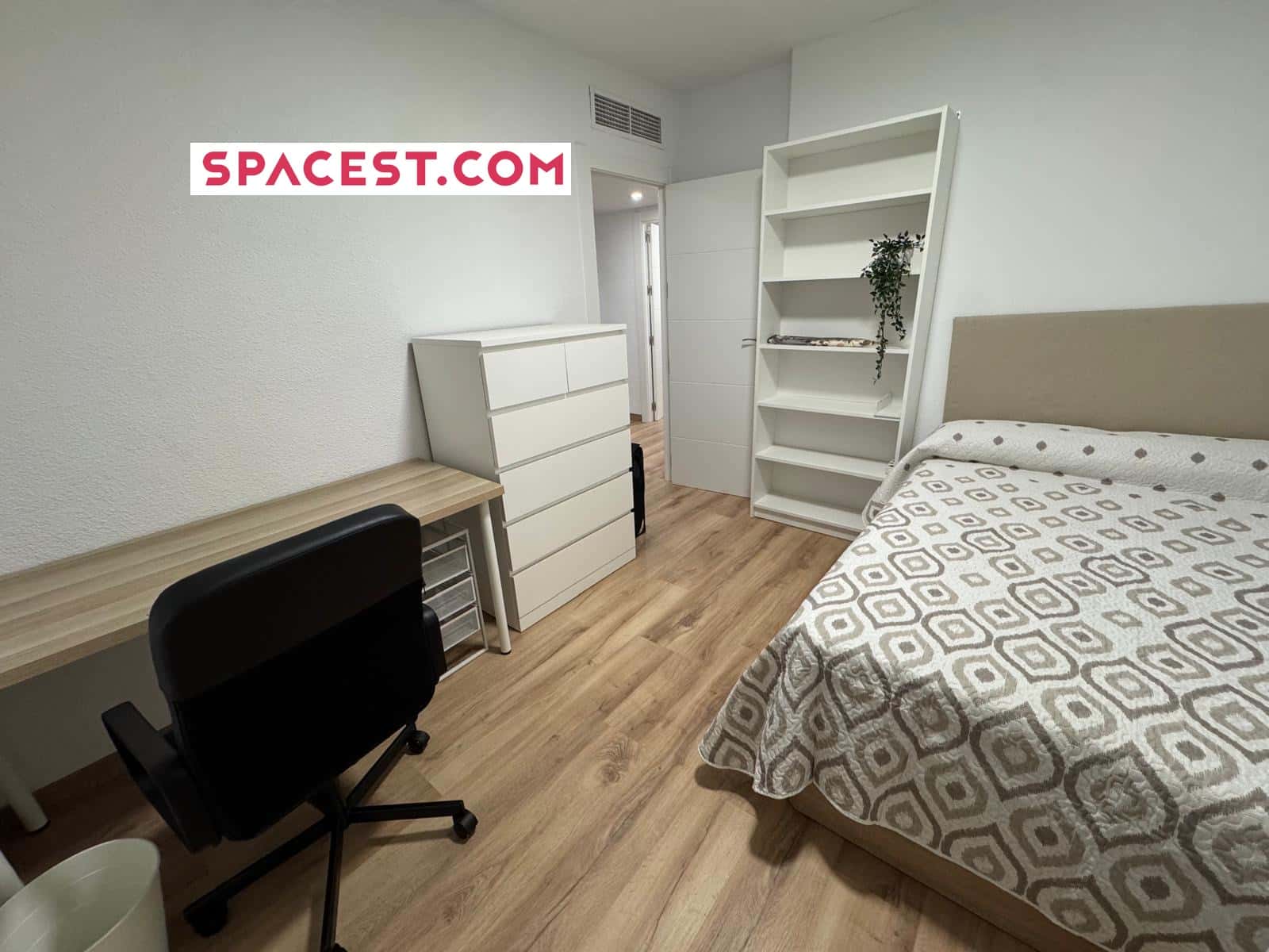 Room In Avenida Castillitos, Cartagena For 90 M² With 4 Bedrooms - 1