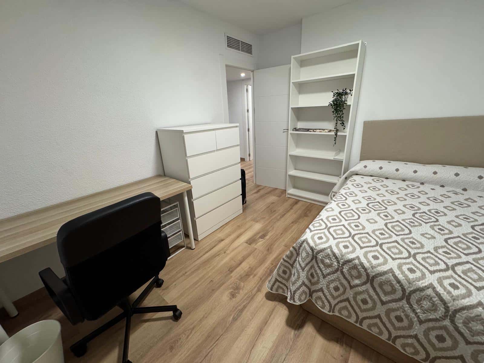 Room In Avenida Castillitos, Cartagena For 90 M² With 4 Bedrooms - 2