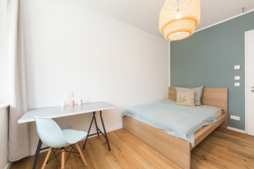 Double bedroom in 4-bedroom apartment