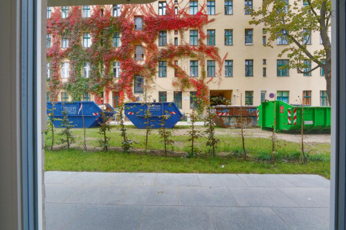 Single bedroom in 3-bedroom apartment