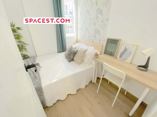 Premium room near CENTER with private bathroom*, double bed, TV and WIFI