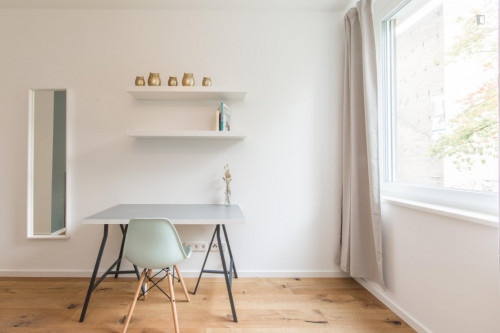 Double bedroom in 4-bedroom apartment