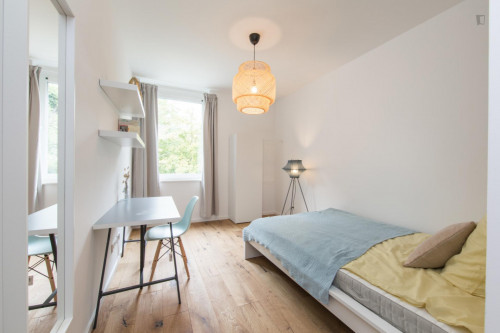 Double bedroom in 4-bedroom apartment