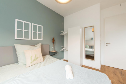 Double bedroom in 4-bedroom apartment