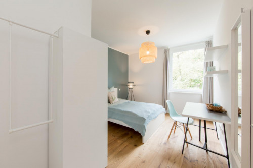 Double bedroom in 4-bedroom apartment
