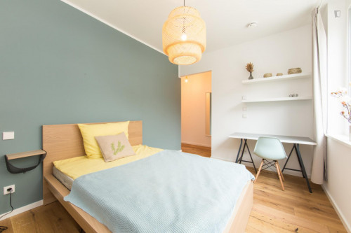 Double bedroom, with balcony, in 3-bedroom apartment