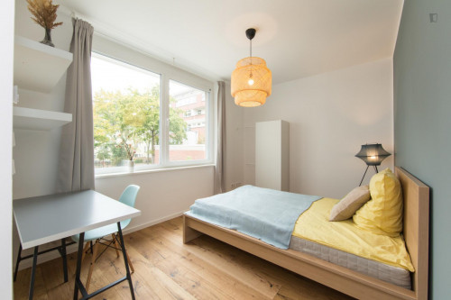 Double bedroom, with balcony, in 3-bedroom apartment