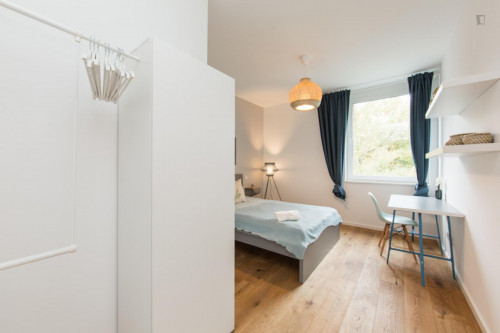 Double bedroom in 4-bedroom apartment