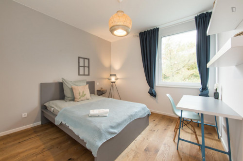 Double bedroom in 4-bedroom apartment