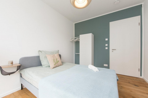 Double bedroom, with balcony, in 4-bedroom apartment