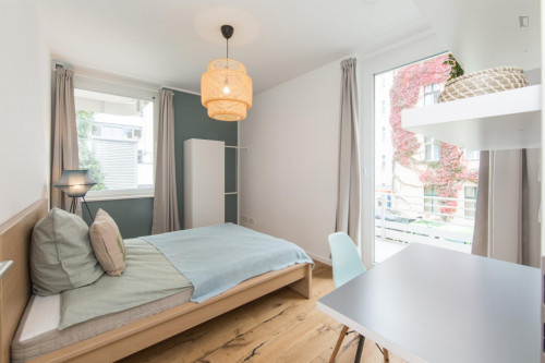 Double bedroom in 4-bedroom apartment