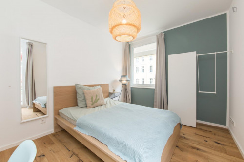Double bedroom in 4-bedroom apartment