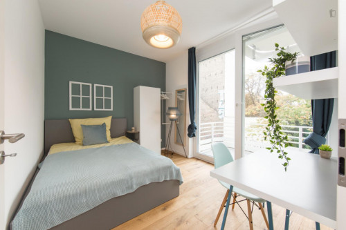 Double bedroom in 4-bedroom apartment