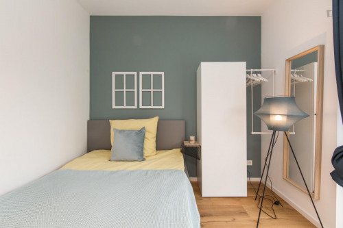 Double bedroom in 4-bedroom apartment