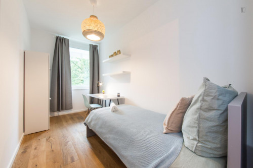 Single bedroom, with balcony, in 4-bedroom apartment