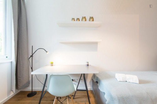 Single bedroom, with balcony, in 4-bedroom apartment