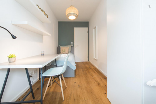 Single bedroom, with balcony, in 4-bedroom apartment