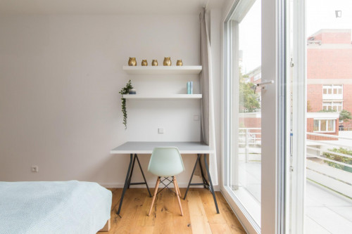 Double bedroom, with balcony, in 3-bedroom apartment