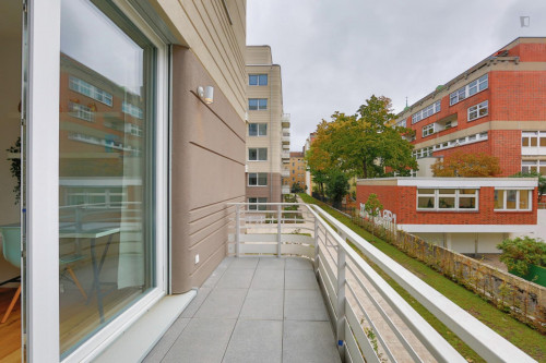 Double bedroom, with balcony, in 3-bedroom apartment