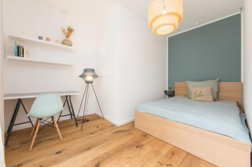 Double bedroom, with balcony, in 3-bedroom apartment