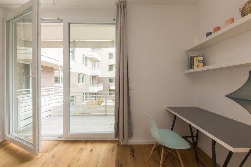 Double bedroom, with balcony, in 3-bedroom apartment