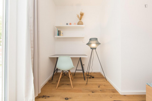 Double bedroom, with balcony, in 3-bedroom apartment