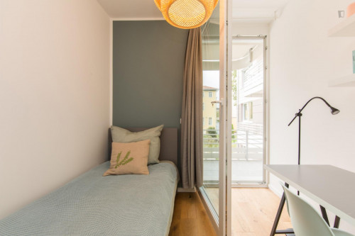 Single bedroom in 3-bedroom apartment