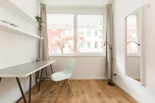 Single bedroom in 3-bedroom apartment