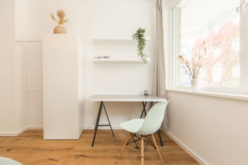 Single bedroom in 3-bedroom apartment