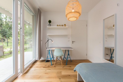 Single bedroom in 4-bedroom apartment