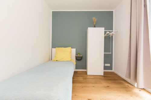 Single bedroom in 4-bedroom apartment