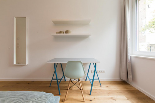Double bedroom in 4-bedroom apartment